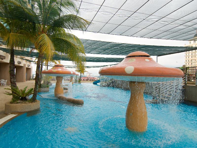 Ascott Gurney Penang Hotel George Town Exterior foto The pool at the resort